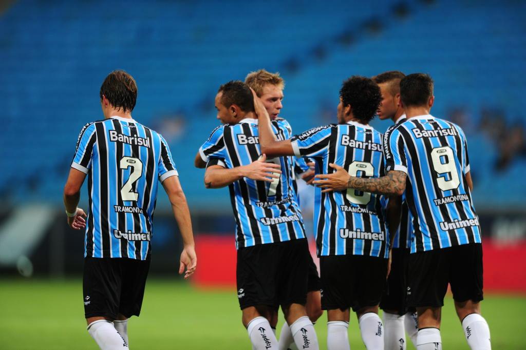 Everton abraça o time após o seu primeiro gol pelo Grêmio